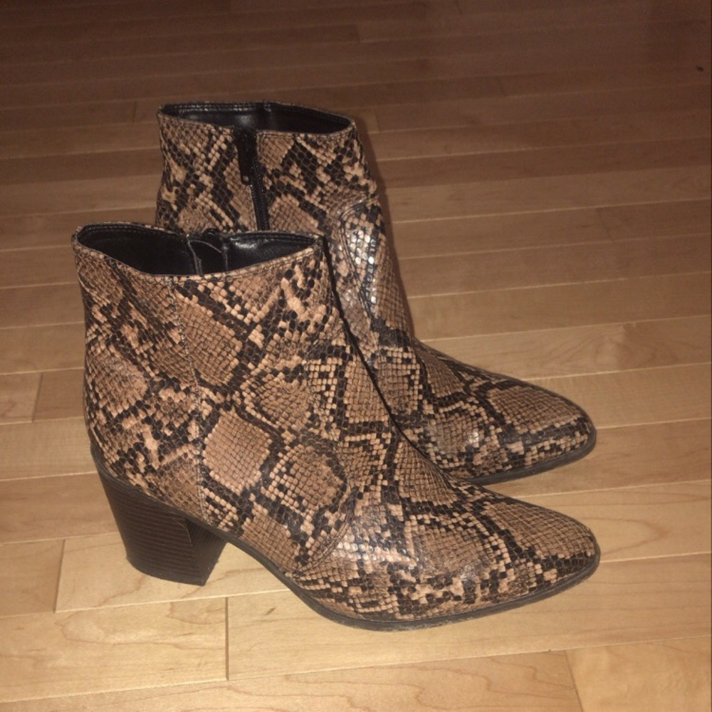 Woman’s Snakeprint Ankle boots